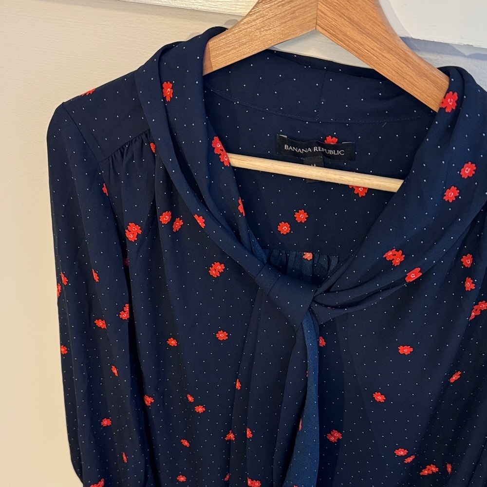 Banana Republic Women’s Floral Tie Neck Blouse Navy Blue Red Print Long Sleeve M